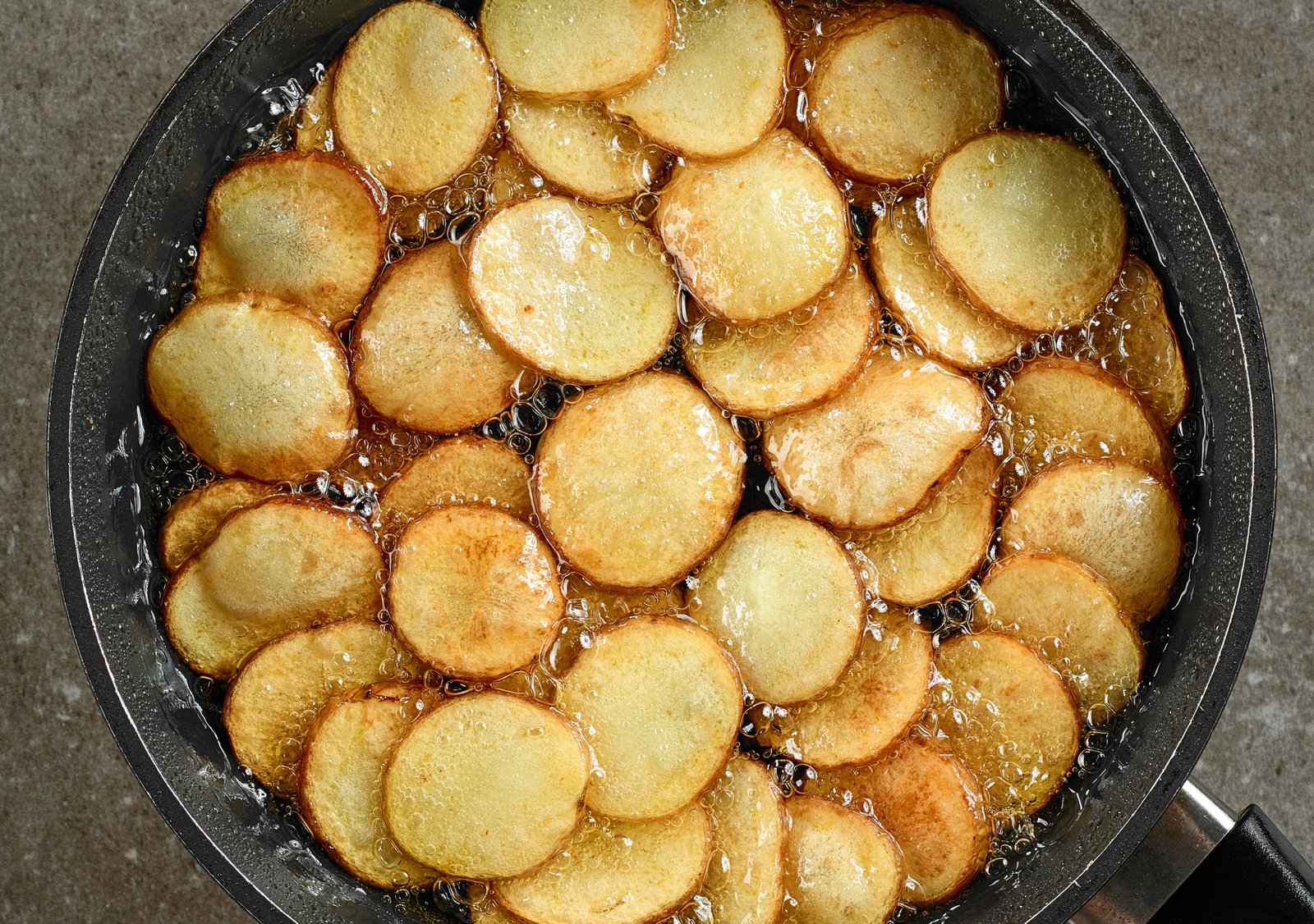 Bratkartoffeln braten in einer Pfanne