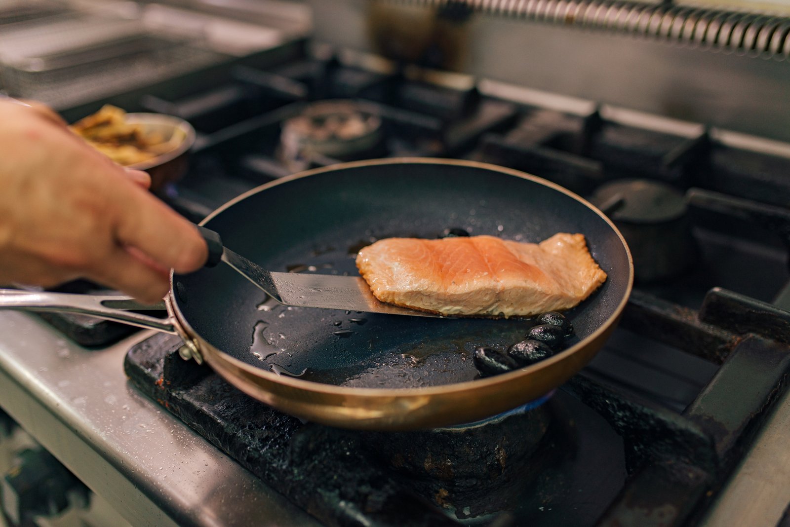Fischfilet wird in einer Pfanne gebraten