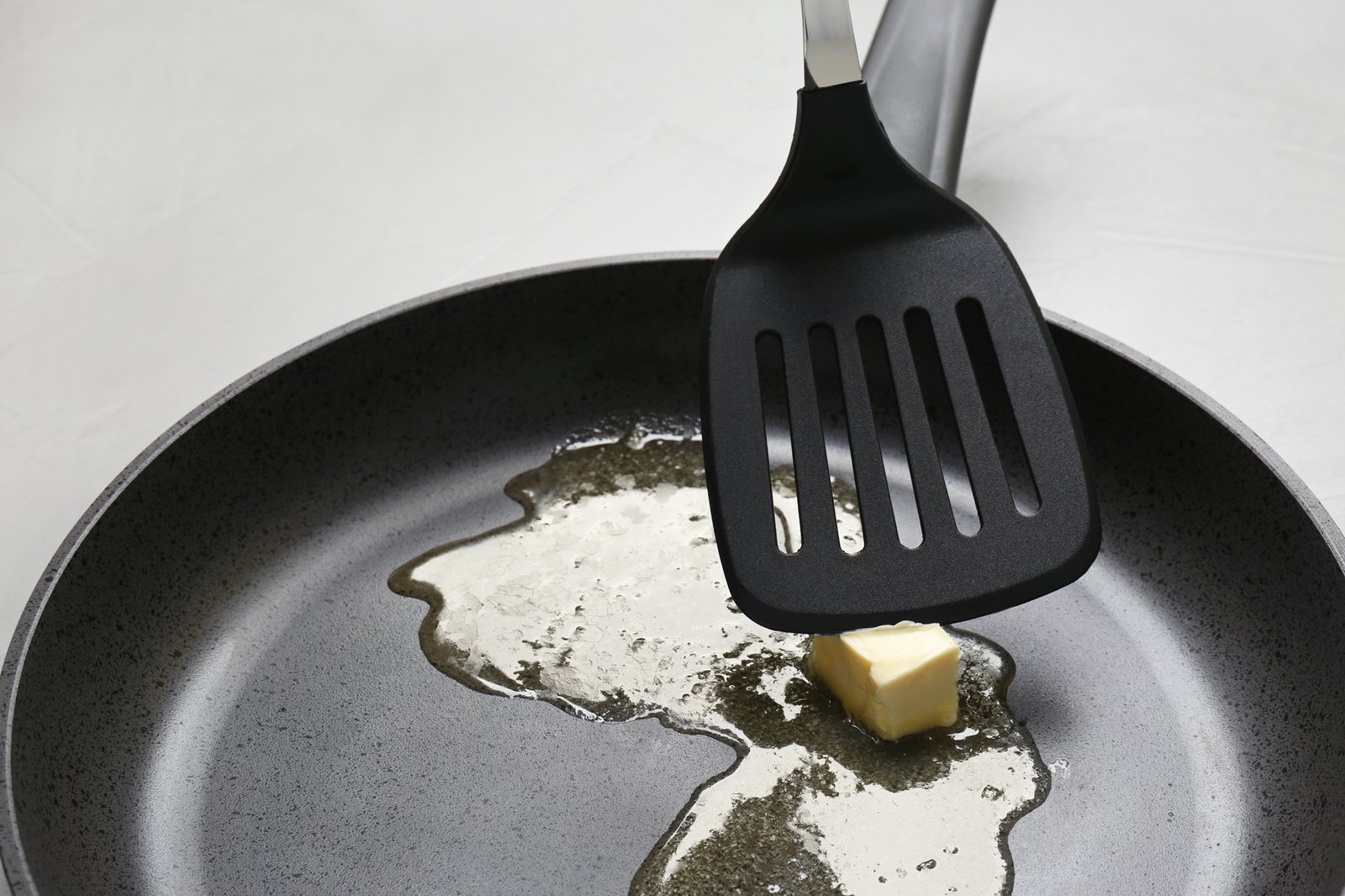 Butter schmilzt in einer heißen Pfanne