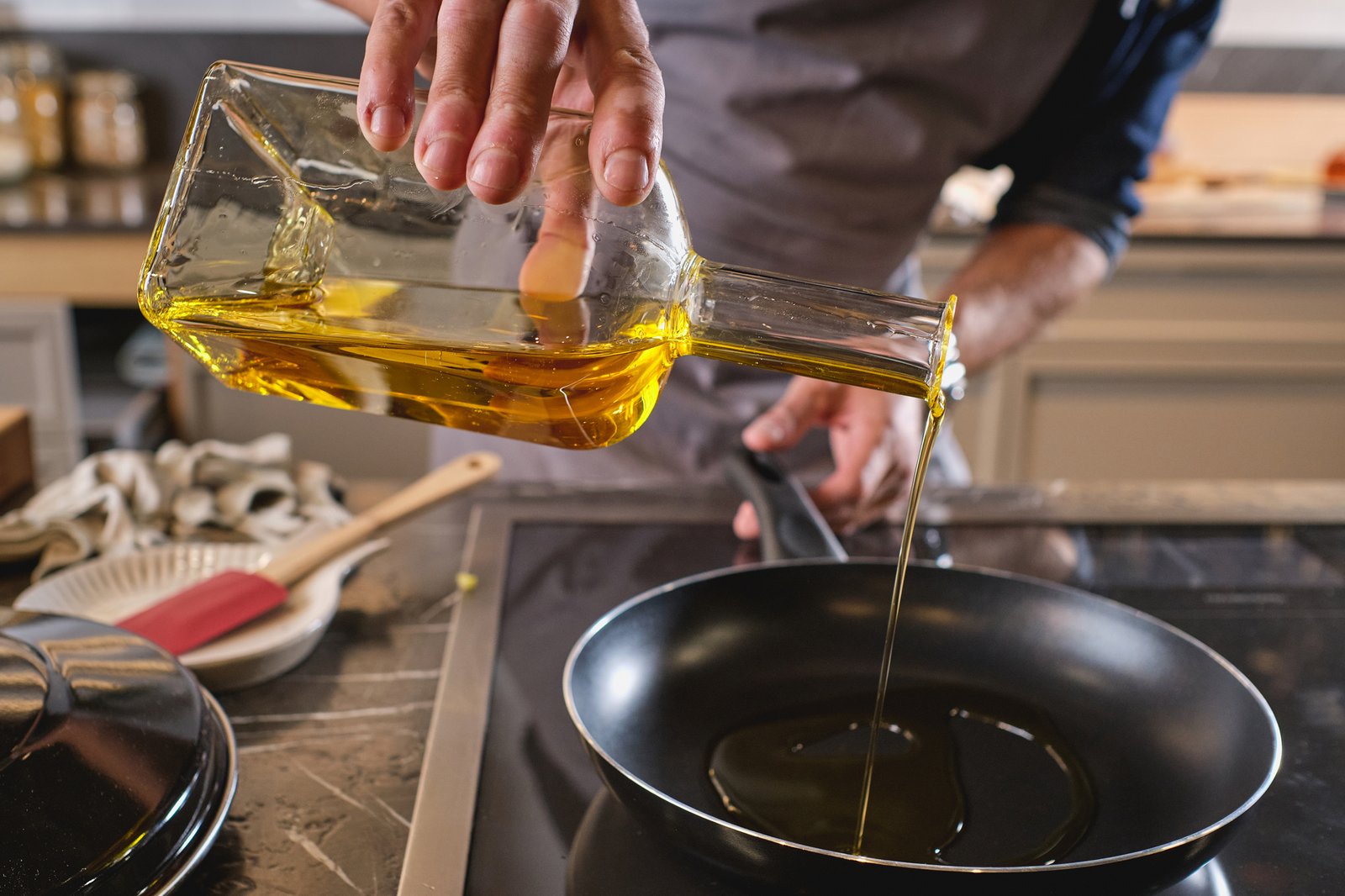 Öl wird in eine Pfanne gegeben vor dem Braten