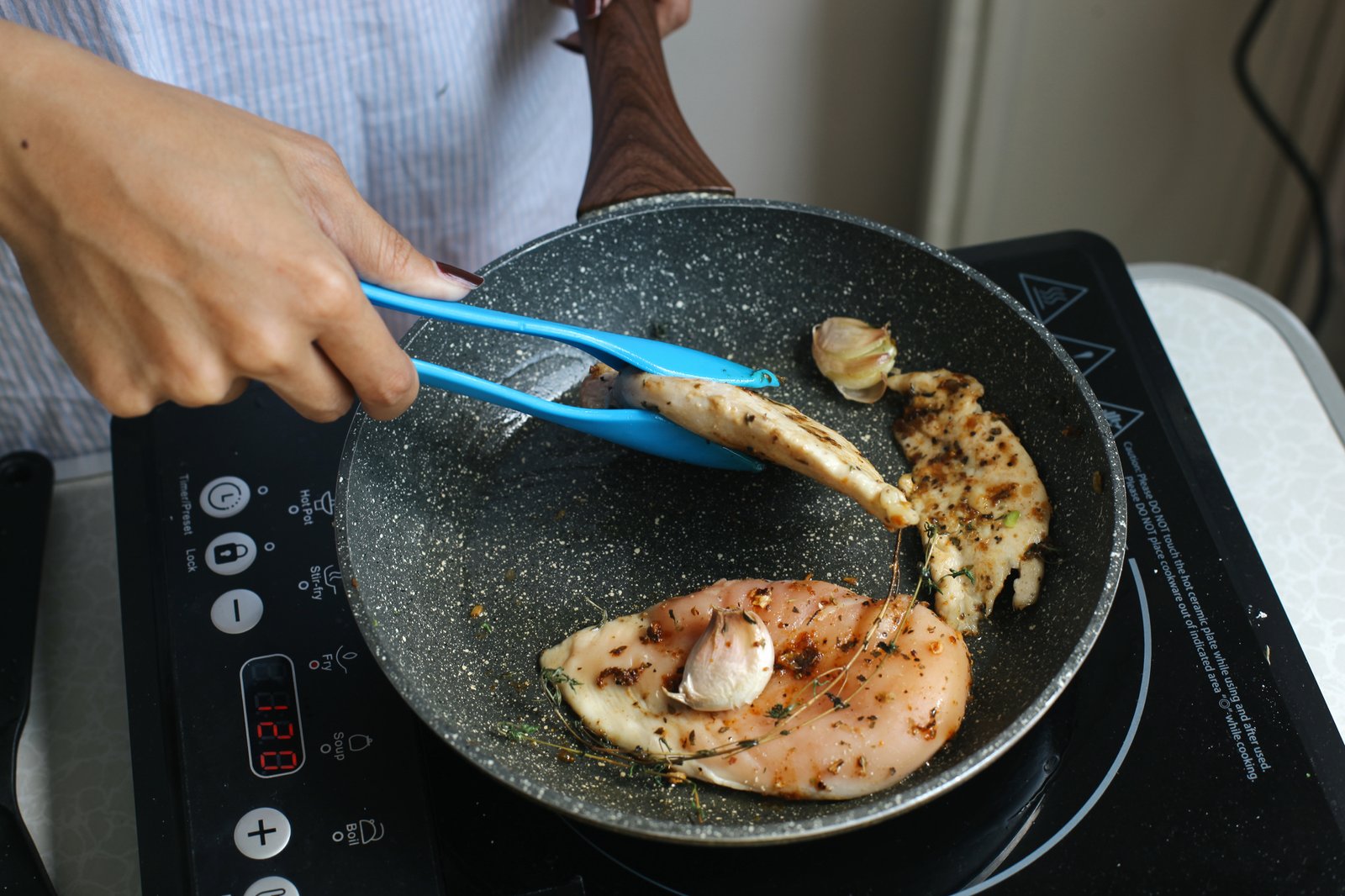 Essen klebt in der Pfanne beim Kochen